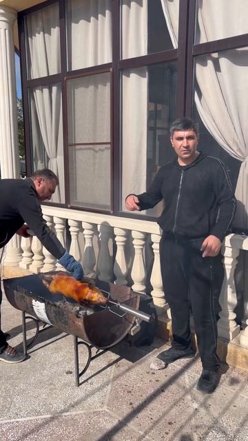 Готовим Парасенка на вертеле  #сергопудра #парасенок #вертел #толявинодел #сержиккум