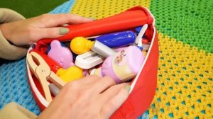 Маленькая Вера - Медведь играет в доктора и лечит куклу Cry Babies в парке развлечений Тейкабум