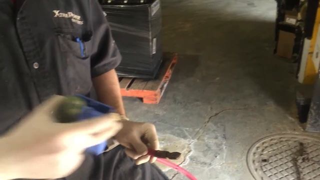 Lead Acid Forklift Batteries - How To Change An SB Connector [XtraPower Batteries] смотреть онлайн