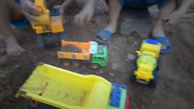 маффин человек | Дети играют с экскаватора и самосвала смотреть онлайн