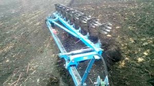 JOHN DEERE 8  в пашне с оборотным плугом