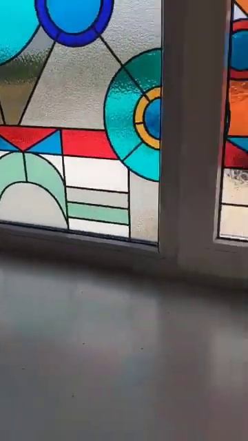 Витраж в окне на лестнице в стиле абстрактной геометрии #stainedglass #art #витражи #окна #дизайн смотреть онлайн