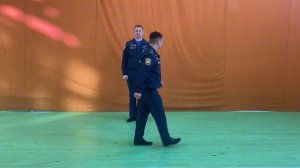 Выполнение воинского приветствия сотрудниками МЧС