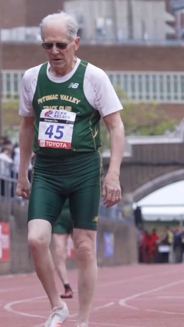 В США 86-летний Боб Уильямсон выиграл стометровку на старейших соревнованиях Penn Relays смотреть онлайн