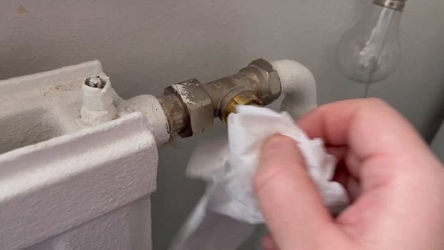 Danfoss patteritermostaatin irrotus ja juuttuneen venttiilineulan (karan) testaaminen & korjaaminen смотреть онлайн