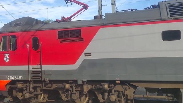 ЭП2К-252,производит прицепку к составу поезда №100, сообщением Белгород-Москва на станции Лихоборы! смотреть онлайн