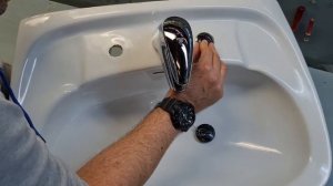 Как заделать дырку в раковине, керамической раковине накладкой