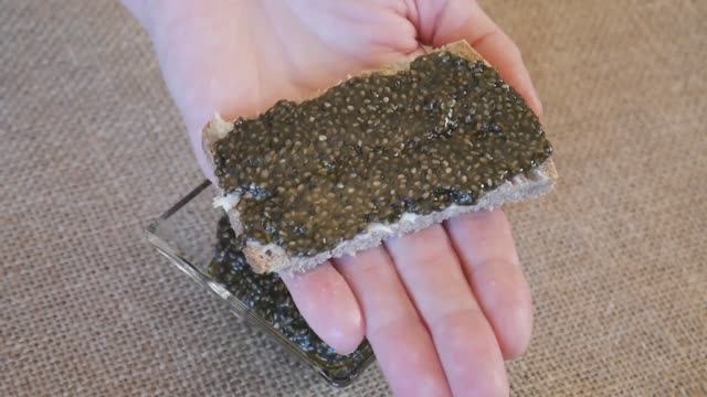 Чёрная икра своими руками — не хуже настоящей! 🐟✨ смотреть онлайн