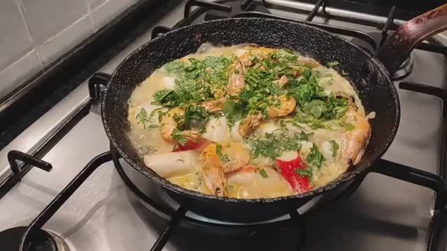 Сарсуэла — рыбное блюдо, которое вас удивит! 🐟🍲 смотреть онлайн