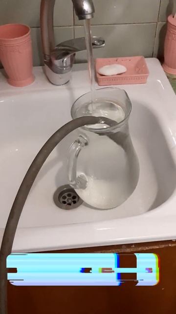 Кулер для воды / Как залить воду в бутыль кулера - Всякая Всячина #Shorts