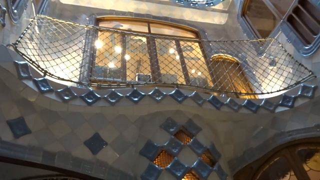 Casa Batllo interior lightwell, Barcelona смотреть онлайн
