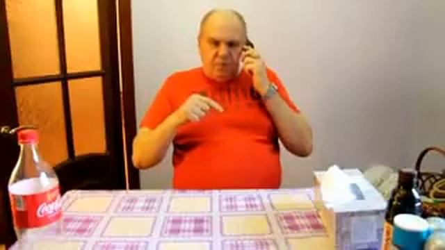 Россиянин разбил молотком iPhone и iPad смотреть онлайн