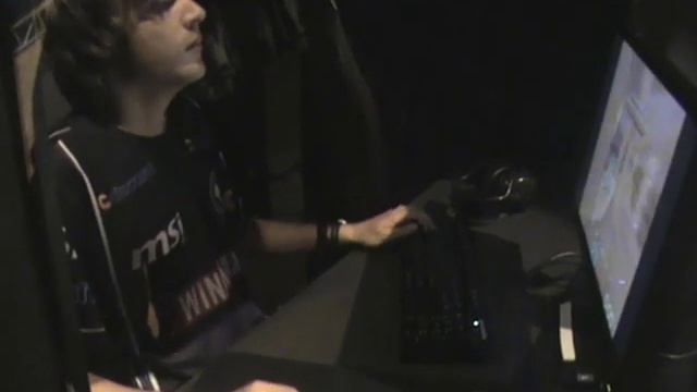 DreamHack Summer 2012 QuakeLive - Grand Final - Cypher warming up in his booth смотреть онлайн