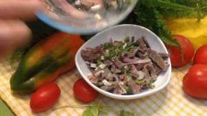 Салат из говяжьего сердца с яйцом, маринованным луком и сладким перцем