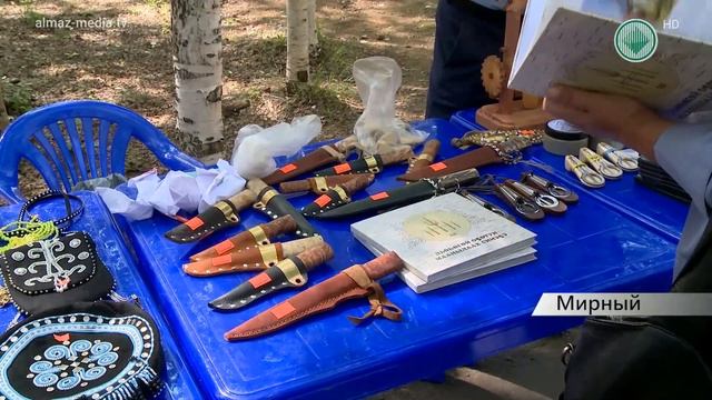 В городском парке Мирного открылась выставка ярмарка «Аллея мастеров» смотреть онлайн