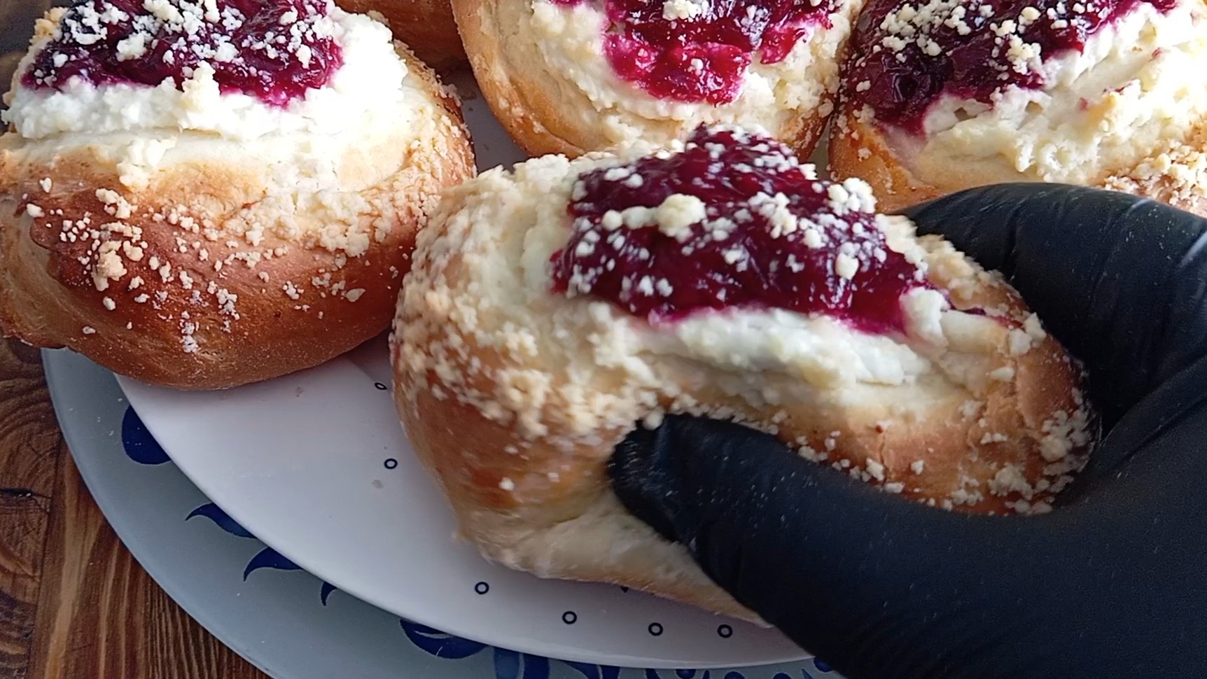 Ватрушки с творогом и вишней! Сказочные ватрушки! РЕЦЕПТ на 8 шт. смотреть онлайн