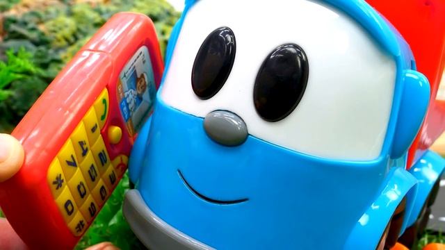 У Левы отказали тормоза! Чиним игрушки в видео для мальчиков про машинки Веселая Школа смотреть онлайн