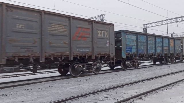 Грузовой поезд с электровозом 3ЭС4к - 013 и разного рода вагонами смотреть онлайн