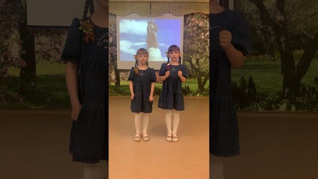 Воронецкие Варя и Рита, стихотворение "СОЛДАТ МИРА" смотреть онлайн