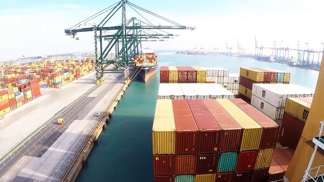 Valencia port in out maneuvering смотреть онлайн