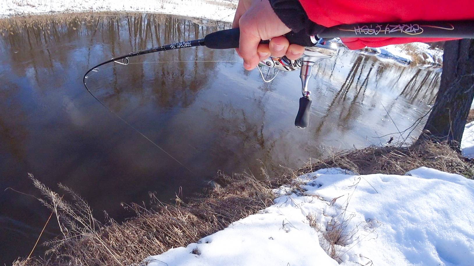 ЗАБРЕЛИ в НЕТРОНУТЫЕ МЕСТА малой реки. Рыбалка на спиннинг с берега. Щука в марте смотреть онлайн