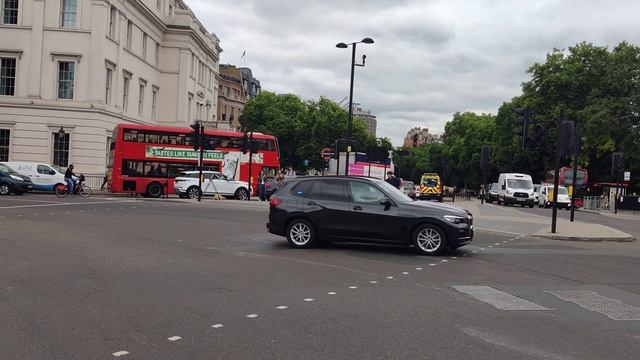 Police Escort V.I.P Through Hyde Park Corner смотреть онлайн