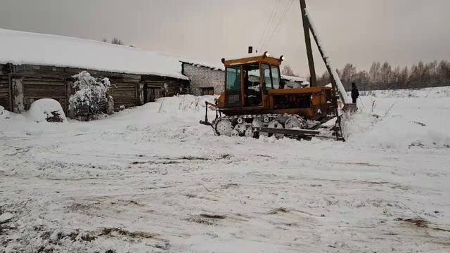 Чистим снег,толкаем сено на дт 75