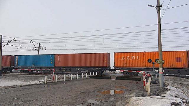 Railway. Railroad Crossing. Russian Container Train / Жд переезд. Контейнерный поезд смотреть онлайн