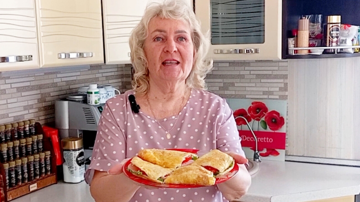 Омлет с кунжутом, сыром 🧀 и помидорами 🍅 / Отличный завтрак на сковороде смотреть онлайн