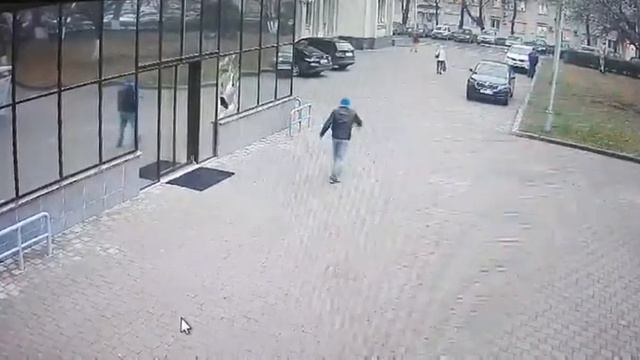 Видео первого в г. Кирове полёта кирпича в окно Правительства Кировской области смотреть онлайн