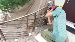 Шлифовка стальных перил в стеснённых условиях, обработка нейтрализатором ржавчины