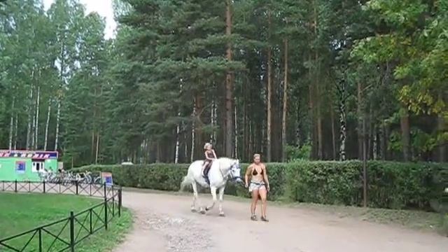 Дана катается на лошади смотреть онлайн