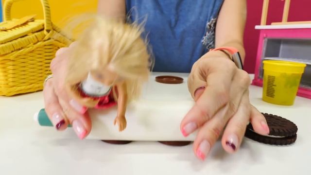 Маша Капуки и Челси готовят печенье Плей До для кукол. смотреть онлайн