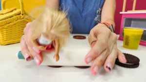 Маша Капуки и Челси готовят печенье Плей До для кукол.