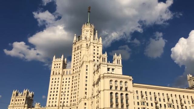 Un rascacielos de Stalin (Kotélnicheskaya Náberezhnaya) desde el río Moscova смотреть онлайн
