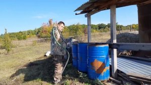 ПРОСТОЕ КРЕПЛЕНИЕ ДЛЯ ШЛАНГА ЧТОБ ОН НЕ ВЫЛЕТАЛ ИЗ БОЧКИ. ДЕРЖАТЕЛЬ ДЛЯ ДАЧНОГО ШЛАНГА.