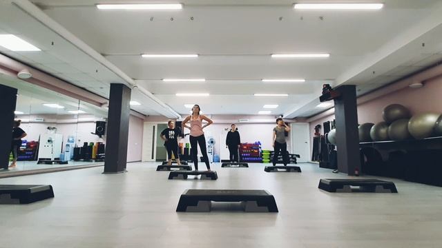 СТЕП АЭРОБИКА ЦЕЛАЯ ТРЕНИРОВКА / STEP AEROBICS 01.10.2022гг смотреть онлайн