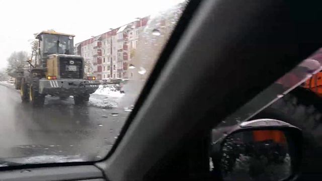 г.Елизово 06.10.2019г. погрузчик тянет грейдер, навряд ли в целях экономии ДТ. смотреть онлайн