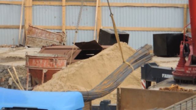 Красный Автокран выгружает железо из Грузовика смотреть онлайн