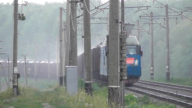 FHD. Электровозы ВЛ80с-2390 и 2ЭЛ5-013 с грузовыми поездами на перегоне Жмеринка – Ярошенка смотреть онлайн