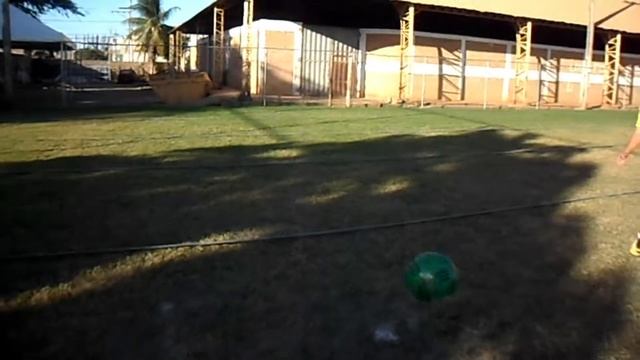 DESAFIOS DE FUTEBOL!! (DRIBLES ÉPICOS) THIAGO vs KAYKY смотреть онлайн