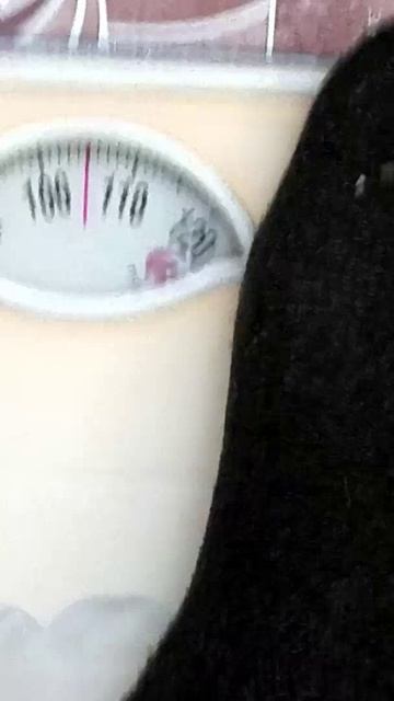 Показываю свой вес на весах.