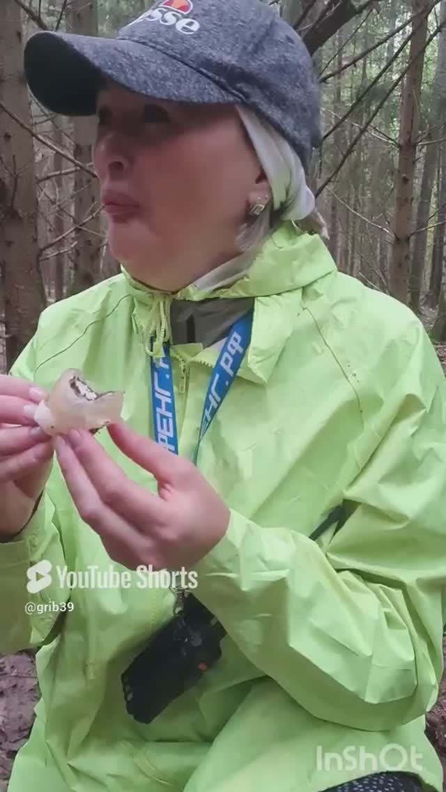 Посвящение в грибники. Неужели это съесть надо_ #shorts смотреть онлайн