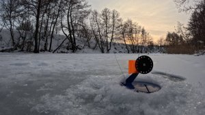ОНА РАЗГИБАЕТ КРЮЧКИ И РВЕТ ЛЕСКУ!! Бывают и такие рыбалки! РЫБАЛКА НА ЖЕРЛИЦЫ В МАРТЕ! Рыбалка 2025