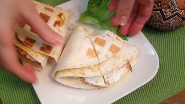 Складные тортильи с жареным яйцом, ветчиной и овощами