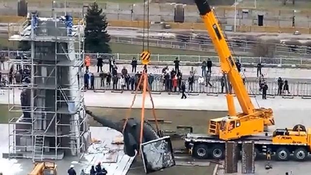 Погрузка и увоз демонтированного памятника Ленина Запорожье Снос памятника Ленина #smeszp смотреть онлайн