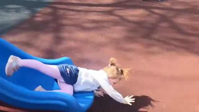 Маша пошла на горки и попала на уличный концерт. Крутые аниматоры. смотреть онлайн