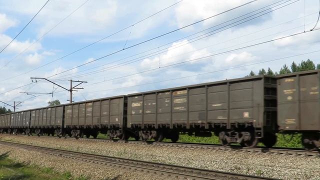 Мощный электровоз тройник «Гранит» 2ЭС10-144 с грузовым смотреть онлайн