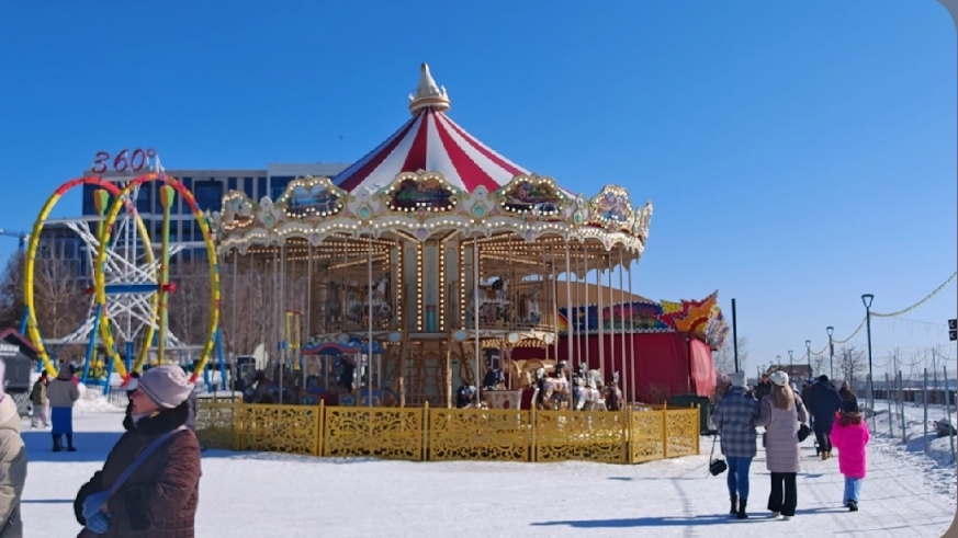 Полдень на Михайловской набережной реки Обь. смотреть онлайн