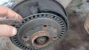 подклинивает, хруст, стук в заднем колесе, одна из причин.